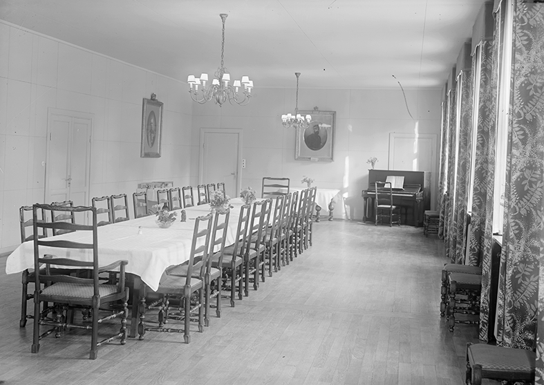 Stora matsalen på officersmässen på F 3 Malmen, 1945. Interiör ur två vinklar.