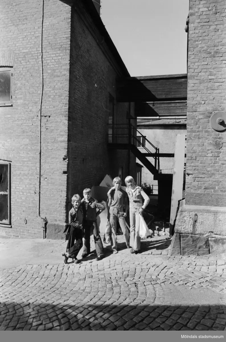 Kvarnfallet 24 vid Götaforsliden i Mölndals Kvarnby. Kvarnbyggnad. En grupp barn står lutade mot ena väggen.