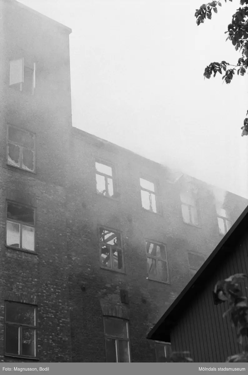 Soab-branden i Stora Götafors den 4 juni 1986. Fastigheten omgiven av rök.