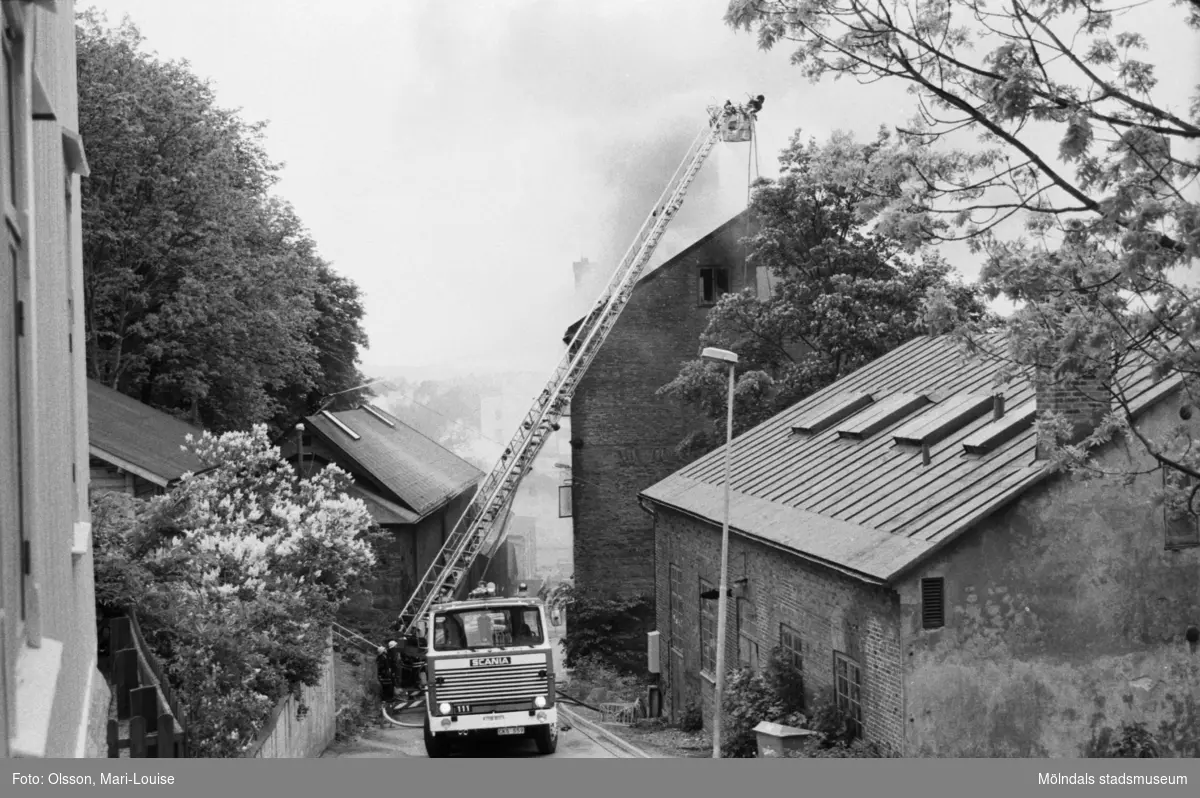Soab-branden i Stora Götafors den 4 juni 1986. Branden bekämpas från en brandbil som står på Götaforsliden.