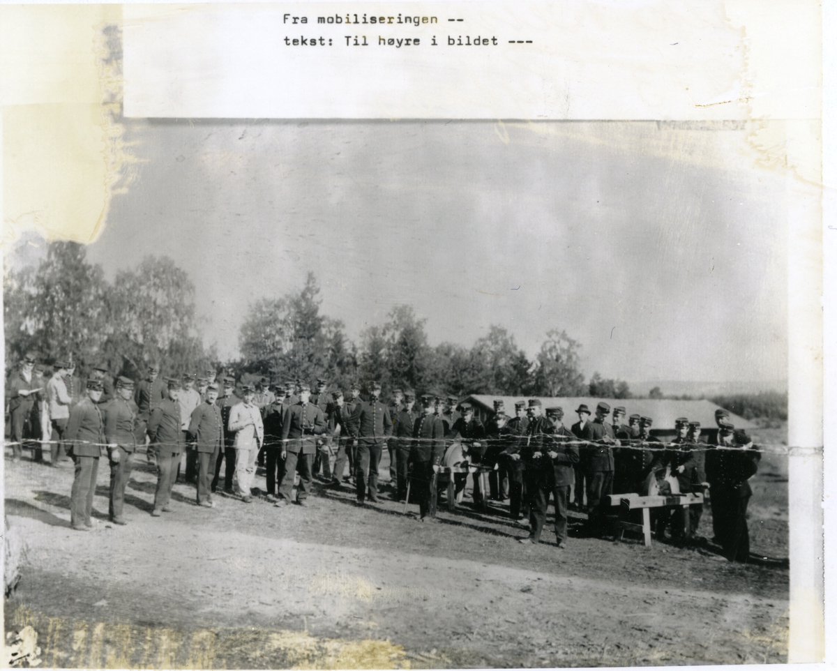 Soldatar under mobiliseringa i 1905. Sliping av bajonettar til høgre
