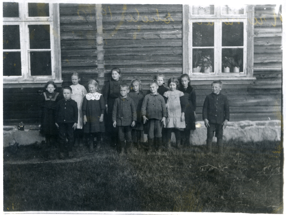 Elever utenfor Strømmen skole i Begnadalen i 1912