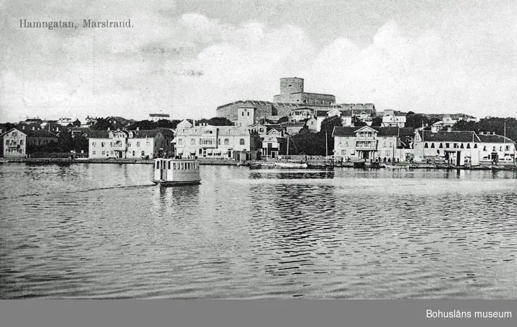 Text på kortet:" Hamngatan, Marstrand".