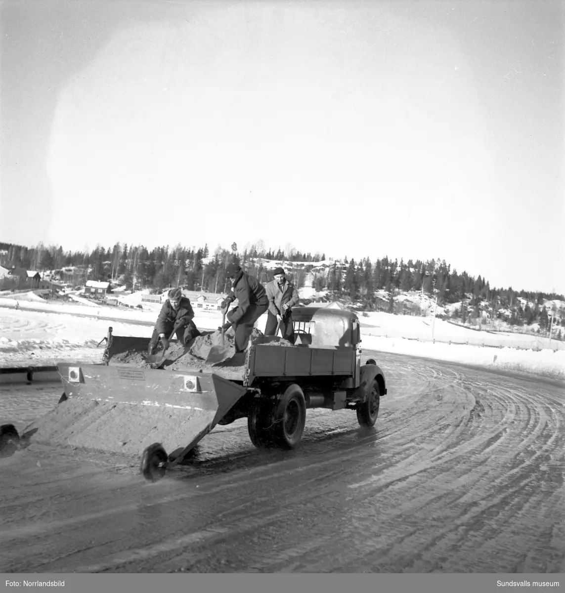 Biltävlingar på Bergsåkers travbana 1950.