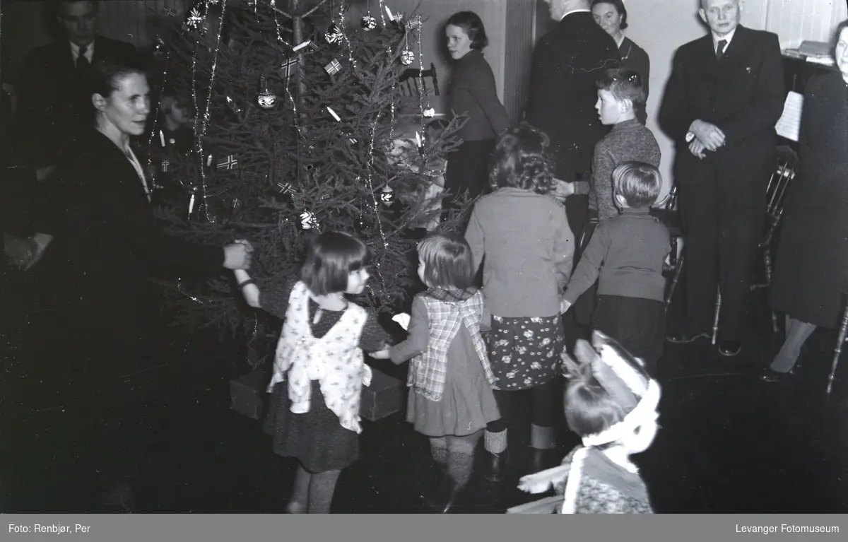 Finske flyktninger i Levanger julaften 1939, på Håndverkerforeningen.