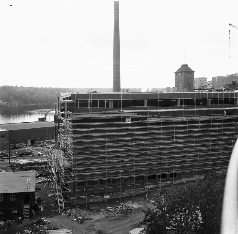 Wargöns AB. Byggnation av PM 5 1959-60. Foto och påförd text av dåvarande ritkontorschefen Ragnar Söderberg.

Murarställningar i juni 1960