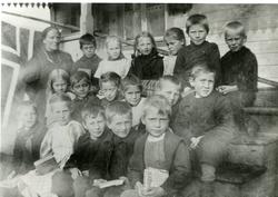 Skoleklasse fra Flatanger. 1. rekke fra venstre: Peder Leirv