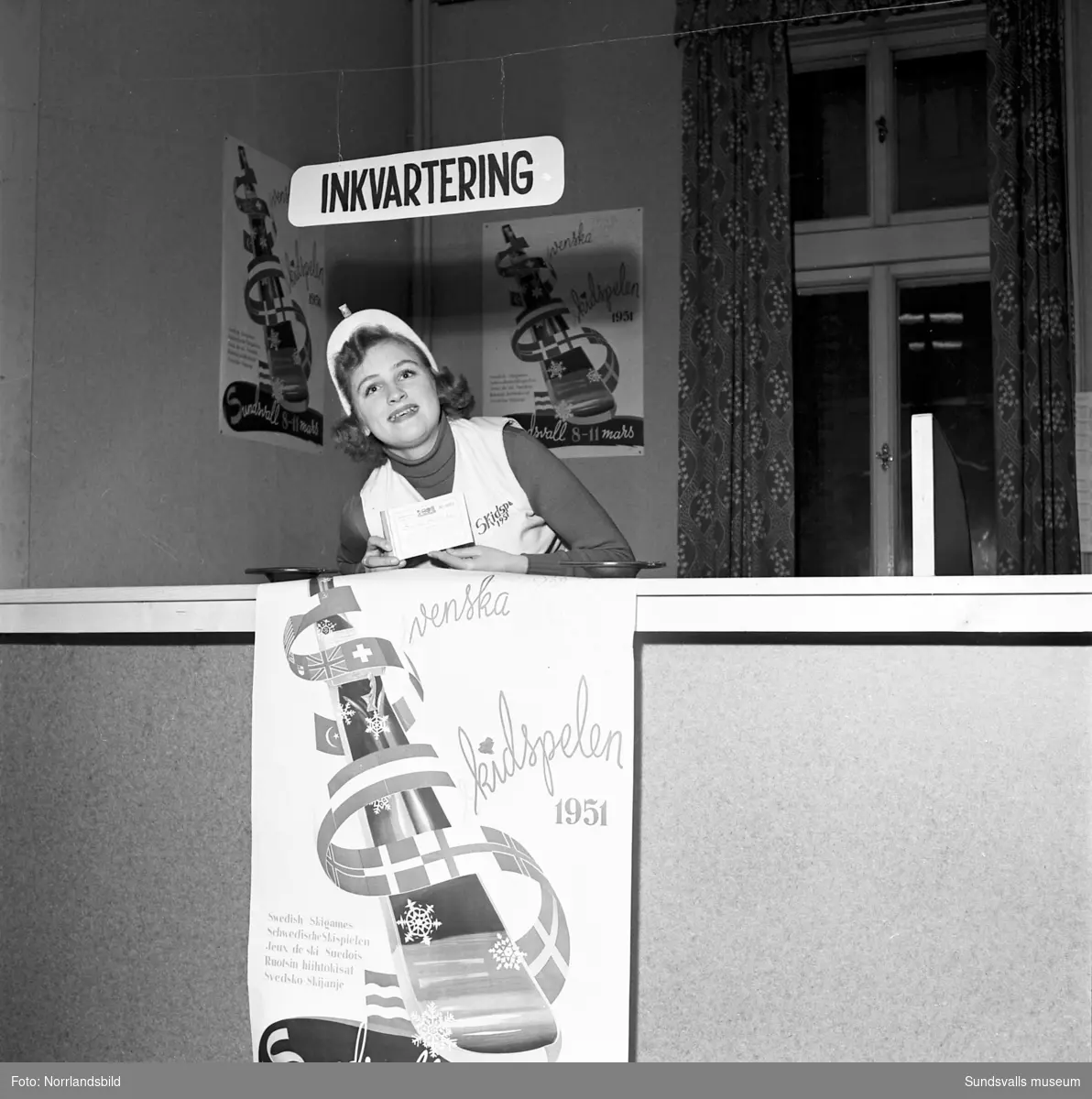 Diverse bilder från Svenska Skidspelen 1951, bakom kulisserna, arrangörstaben och liknande.