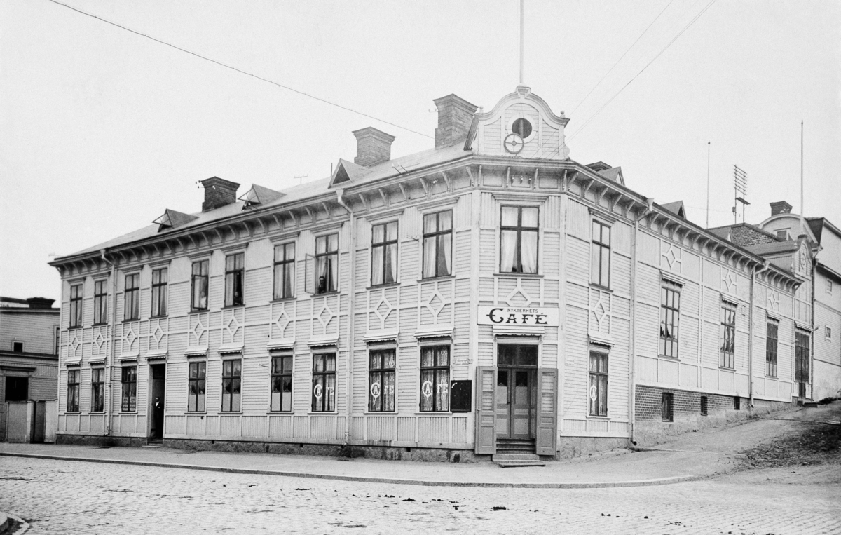 Text som syns på bild "Nykterhets Cafè". Enlig upppgift "125 an", i hörnet Storgatan-Klockgjutargatan (nu Hovrättsbacken).