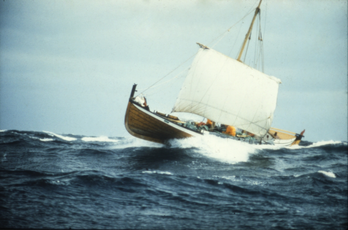 Fembøringen 'Ørn' i frisk seilas nordvest av Færøyene i juli 1974 under overfart Norge - Island.