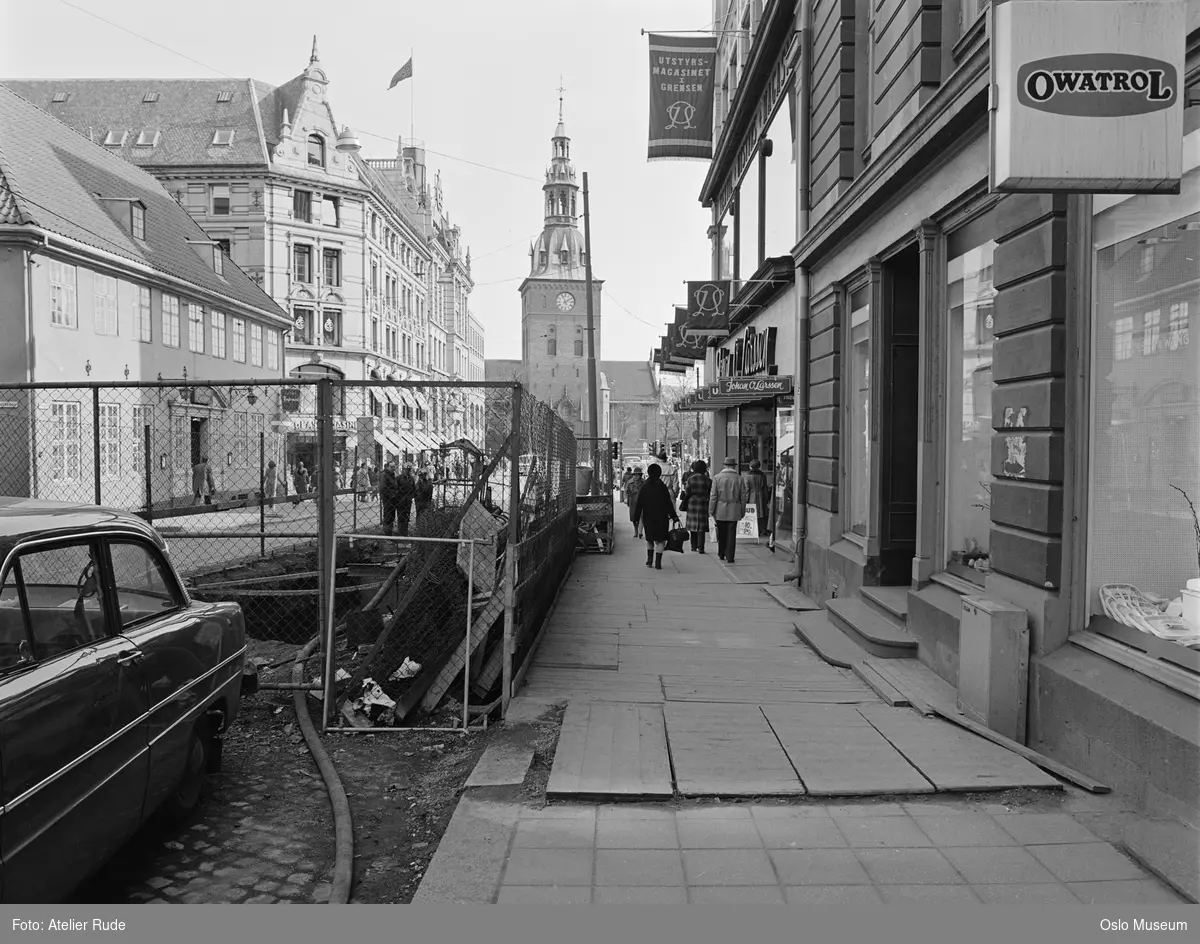 gateløp, forretningsgårder, bygging av trykksjakt i gaten, mennesker, bil, gateliv, Oslo Domkirke