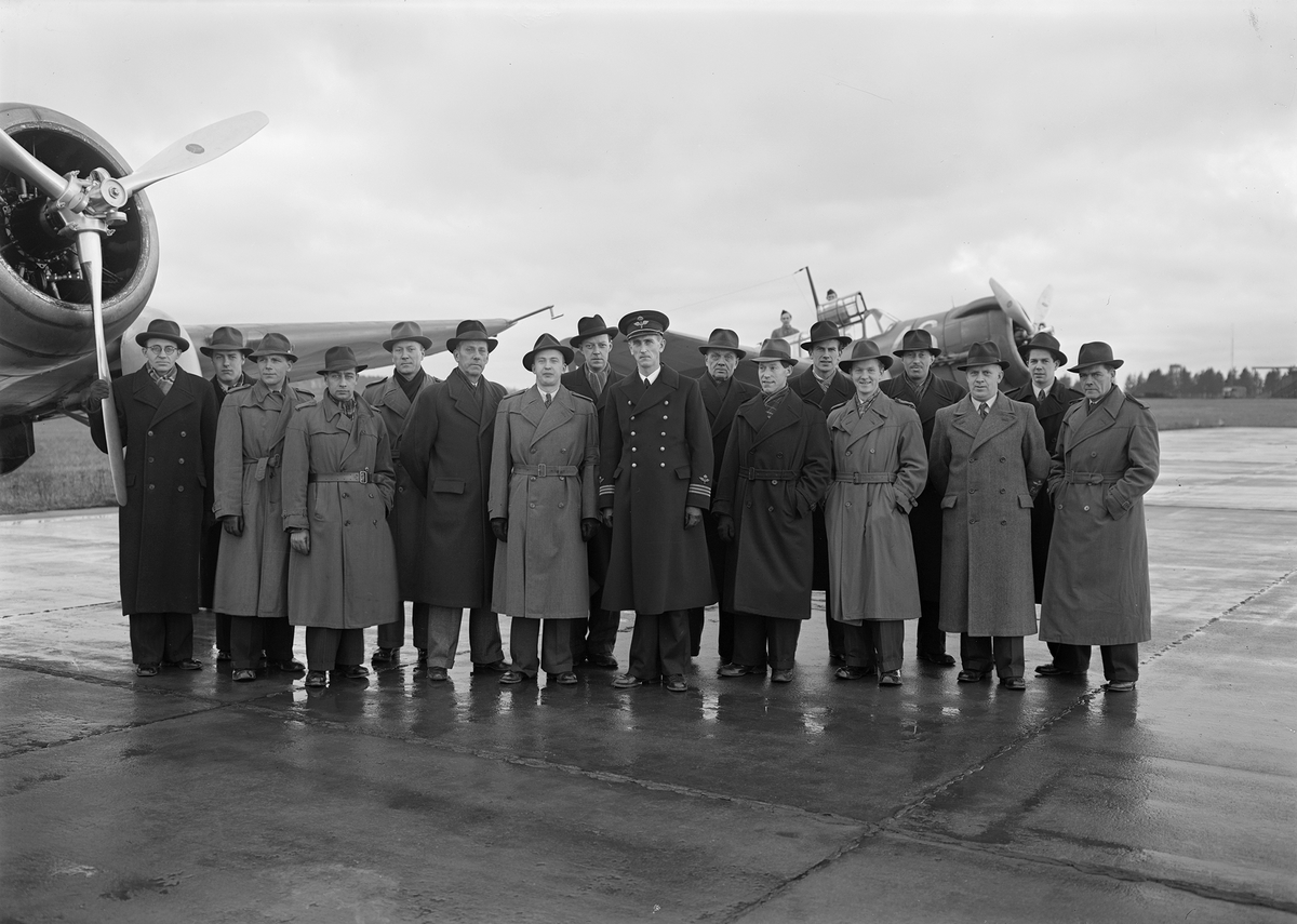 Deltagare i fotografkursen på F 3 Östgöta flygflottilj den 22-26 november 1943. Grupporträtt framför flygplan S 17.