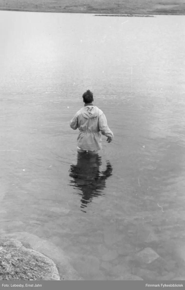 Bildet er tatt på en fisketur til Peskvannet august 1955. Også på Peskvannet er det mulig å sette fast sluken. Karl Jakob Carstens måtte ut i det kalde vannet for å løsne sluken fra bunnen.  Foto: Ernst Lebesby.