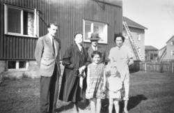 Familien Bjørgan foran et av ”Iddefjordhusene” i Grensen. Fr
