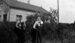 Søskenbarna Kaare Espolin Johnson og Einar Bertelsen med fel