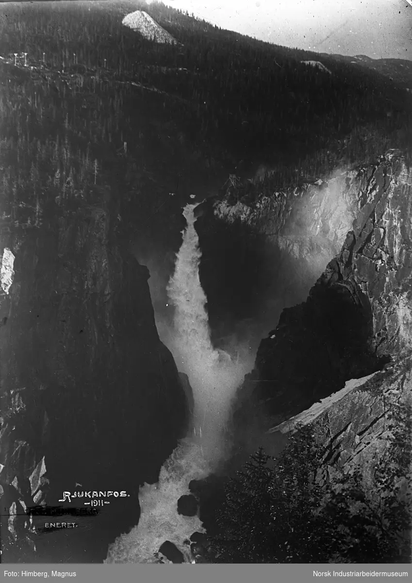 Rjukanfossen med stor vannføring i 1911. Steintipp i fjellsiden over fossen.