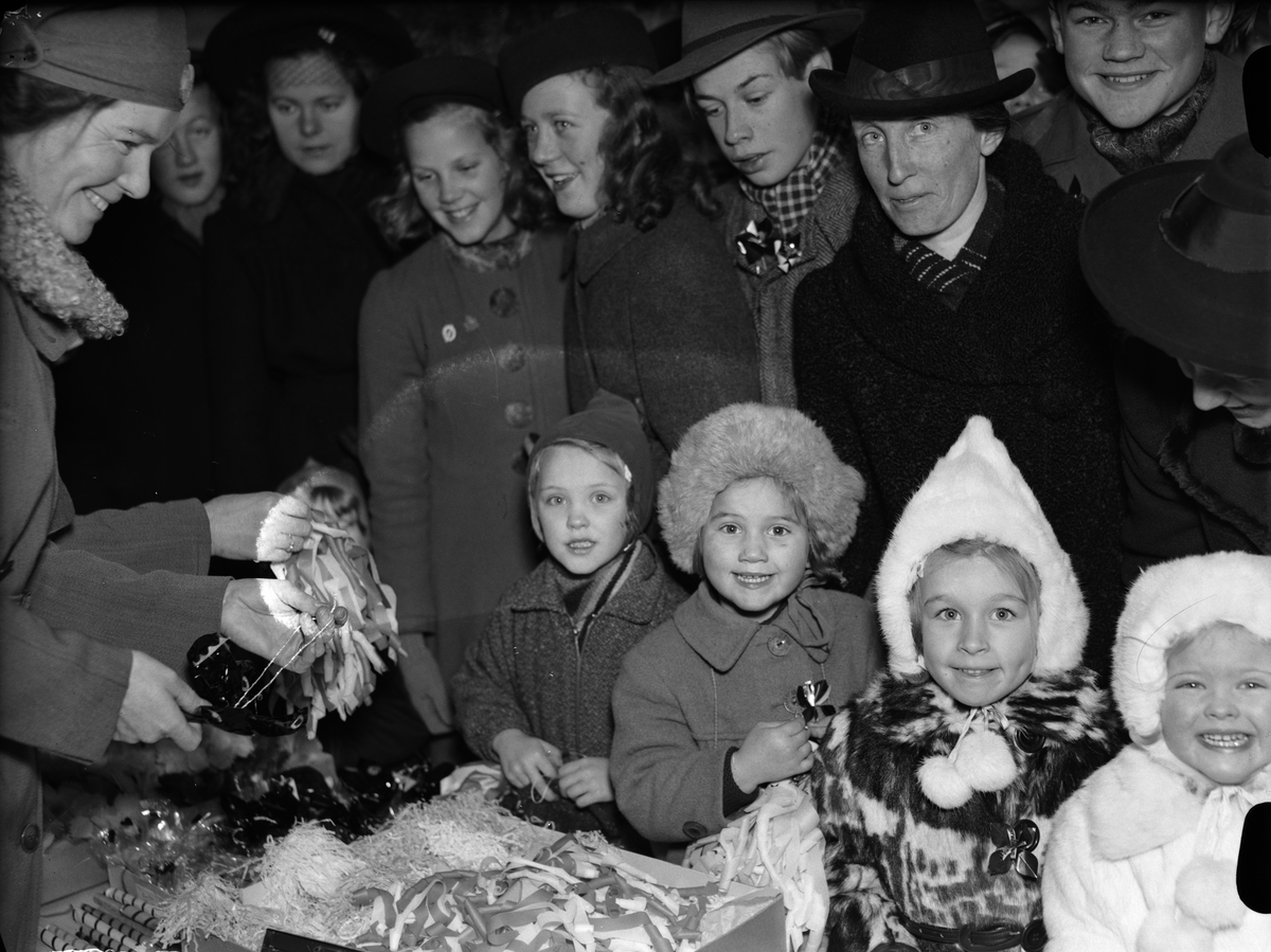 "Lottornas julmarknad gav rekordinkomst. Fullkomlig folkträngsel på Fyristorg" - Uppsala december 1942