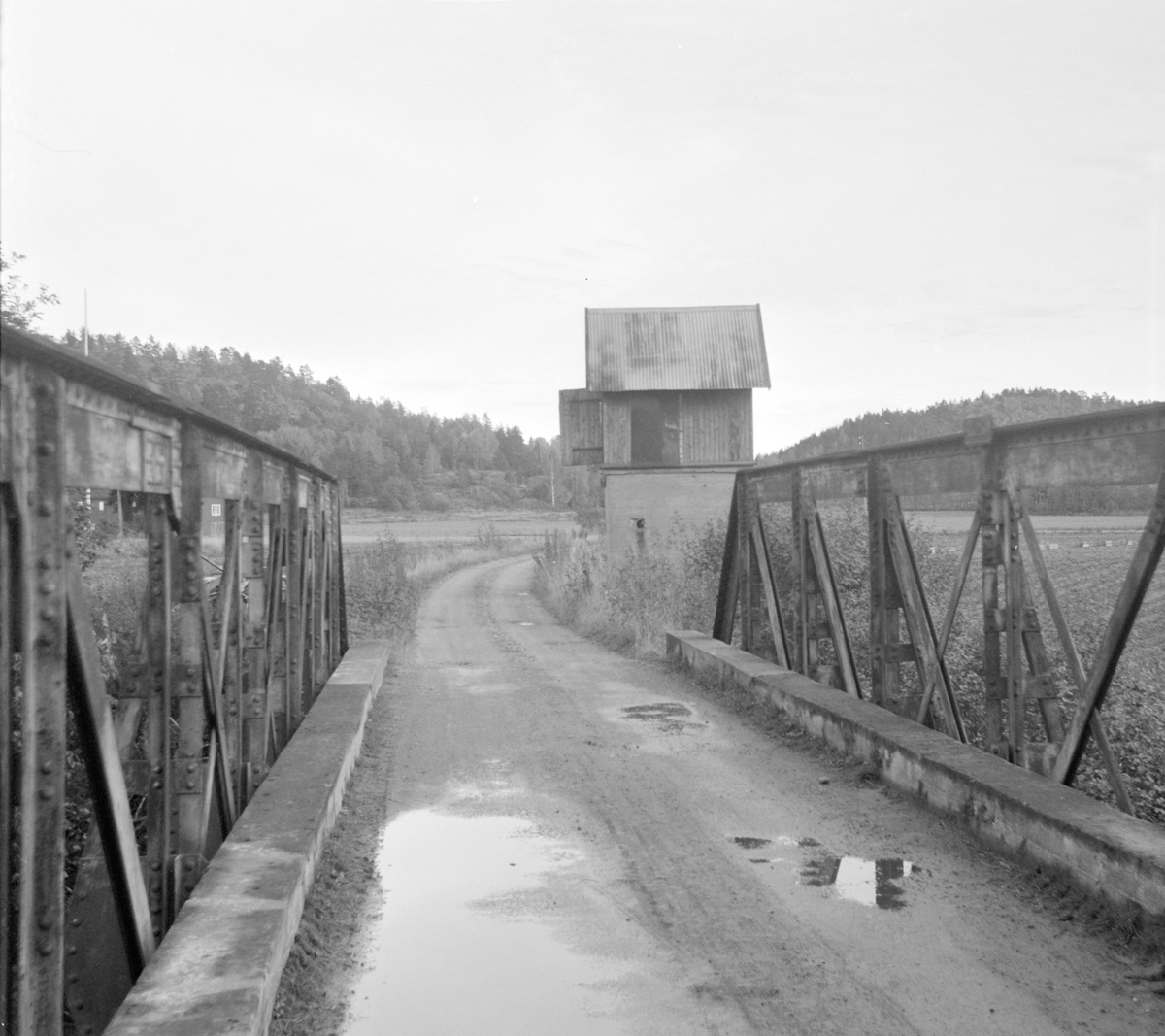 Fresti bro og vanntårn på nedlagte Tønsberg-Eidsfossbanen.