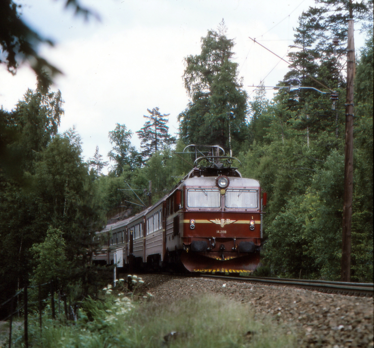 NSB ekspresstog 62 Bergen - Oslo med elektrisk lokomotiv El 14 2198 ved Snippen.