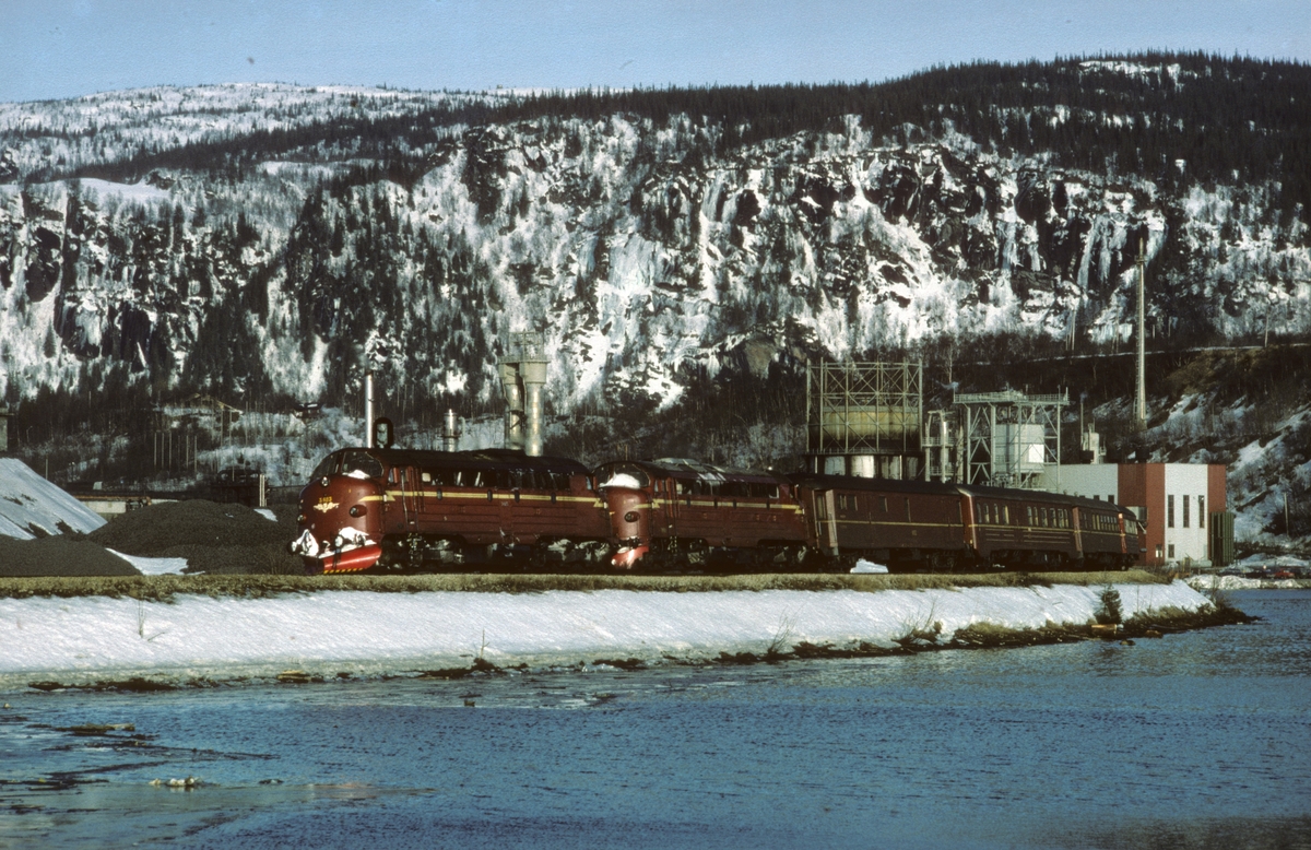 Sørgående dagtog, hurtigtog 452, på vei inn til Mo i Rana med to lokomotiver type Di 3 i fellesstyring. I bakgrunnen sees Norsk Koksverk A/S.