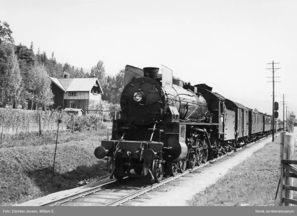 Damplokomotiv type 31b foran tog 601 ved utkjøring fra Nesbyen