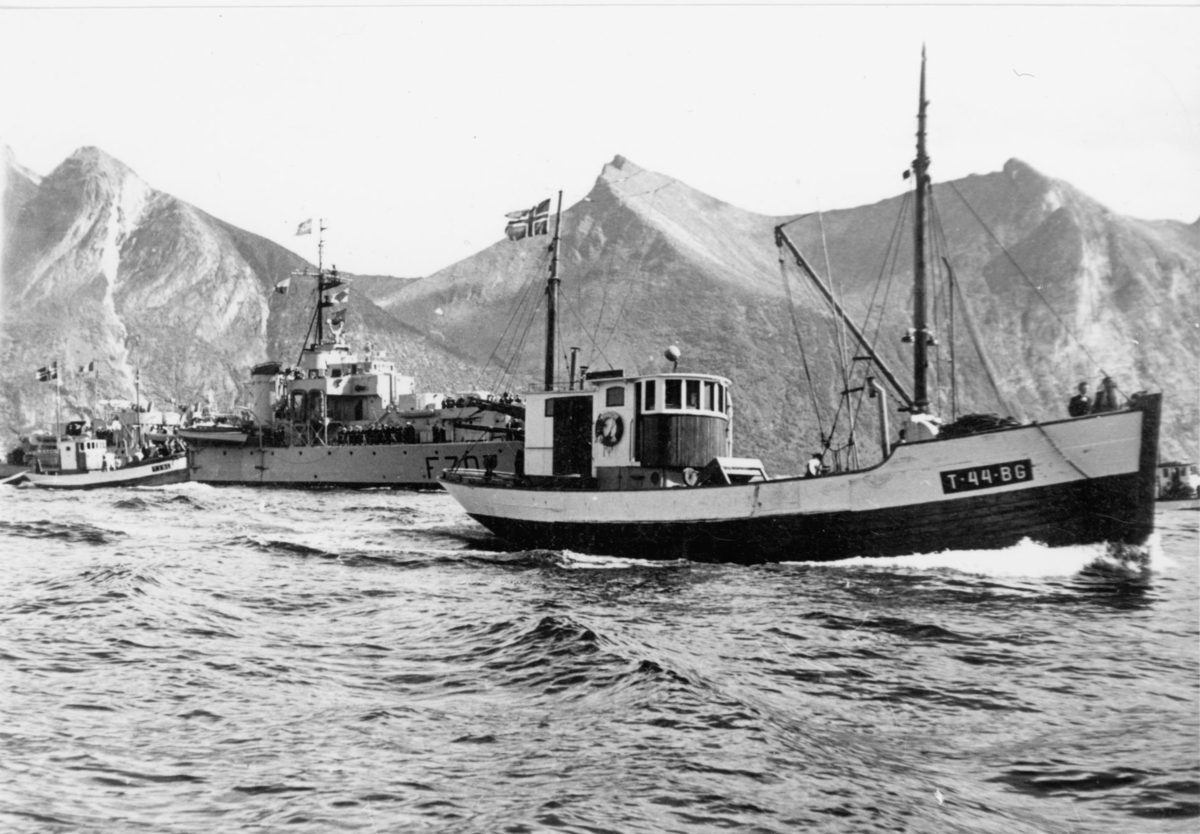 Fiskeskøyte og krigsskip, Mefjordvær på Senja