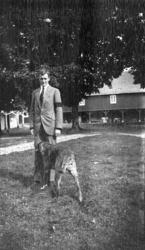 Fotoarkivet etter Gunnar Knudsen. Gunnar Knudsens yngste søn