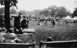 Fra en danseoppvisning i en park i England sommeren 1933.