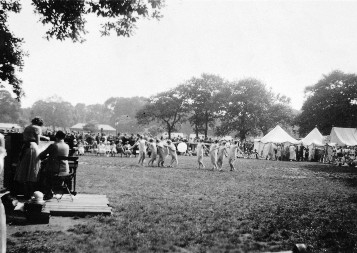 Fra en danseoppvisning i en park i England sommeren 1933