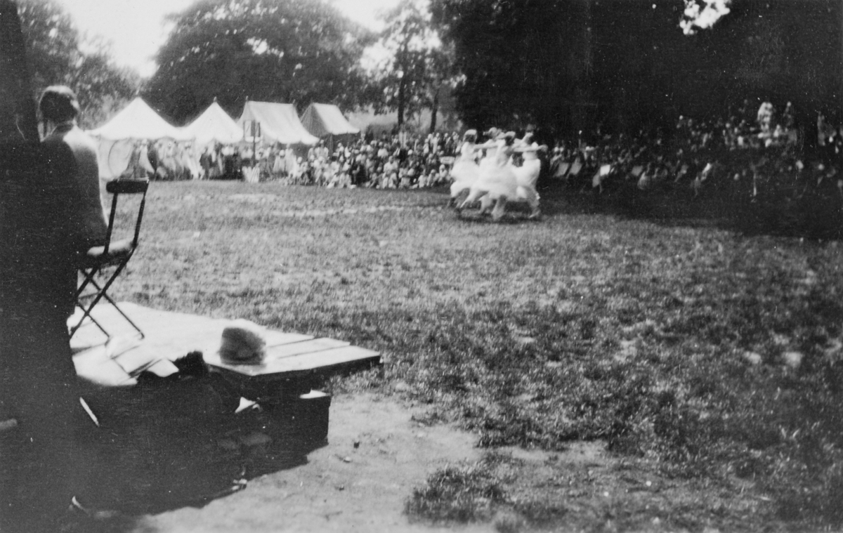 Fra en danseoppvisning i en park i England sommeren 1933