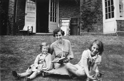 Lydia Thams med døtrene Stella og June