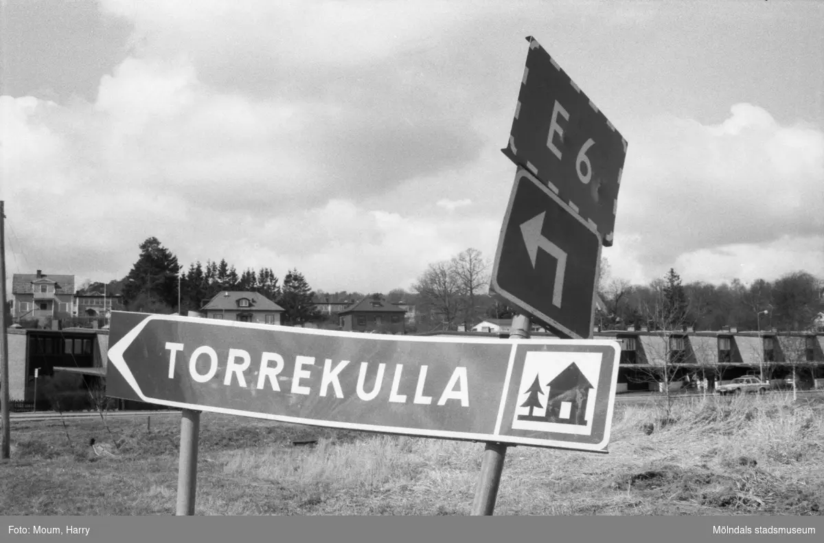 Vandaliserade vägskyltar i Kållered, år 1985.

För mer information om bilden se under tilläggsinformation.