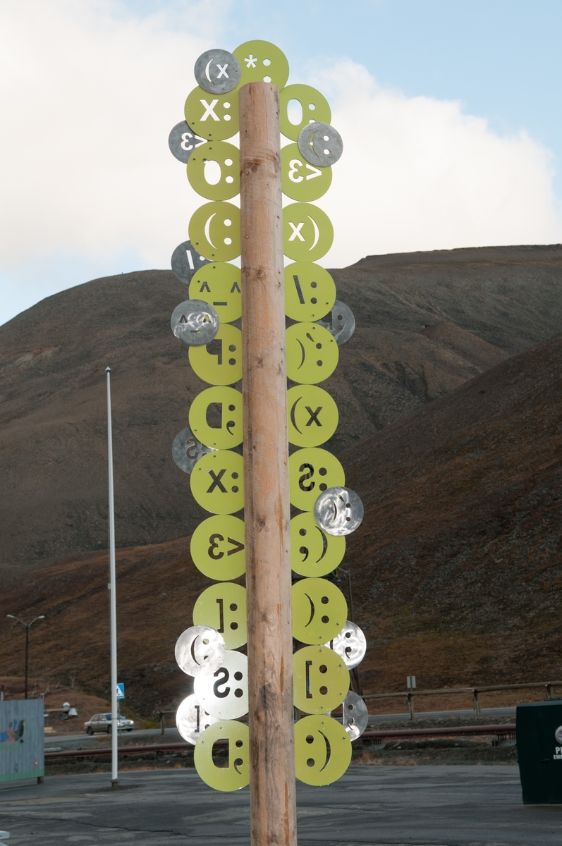 Mange av elevene uttrykker at de savner trær når de bor på Svalbard og dette har vært utgangspunktet for de to smileystrærne. Det grønne bladverket i aluminium består av ulike Smileysymboler som elevene har vært med på å velge ut. Det er brukt 18 ulike versjoner av symbolet.