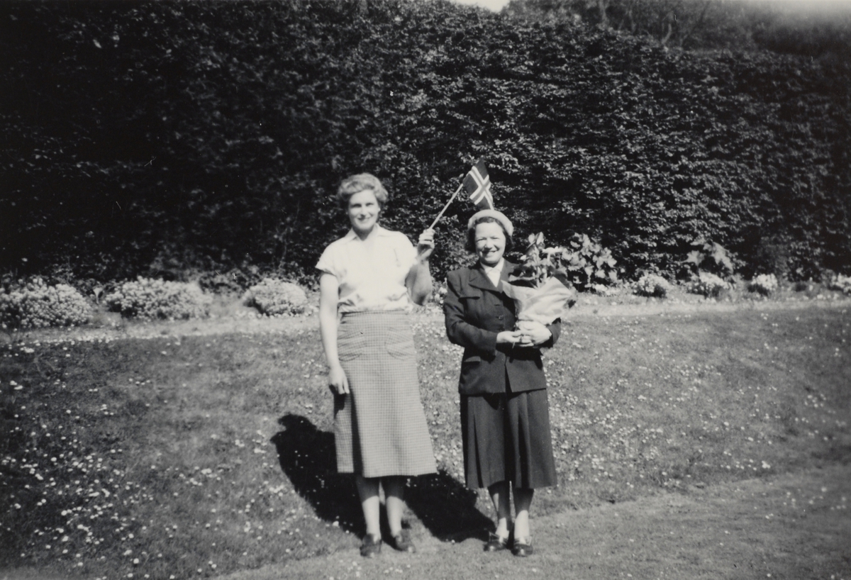 Marianne Cairns og Klara Thams i parken på eiendommen til Marianne og hennes engelske ektemann.