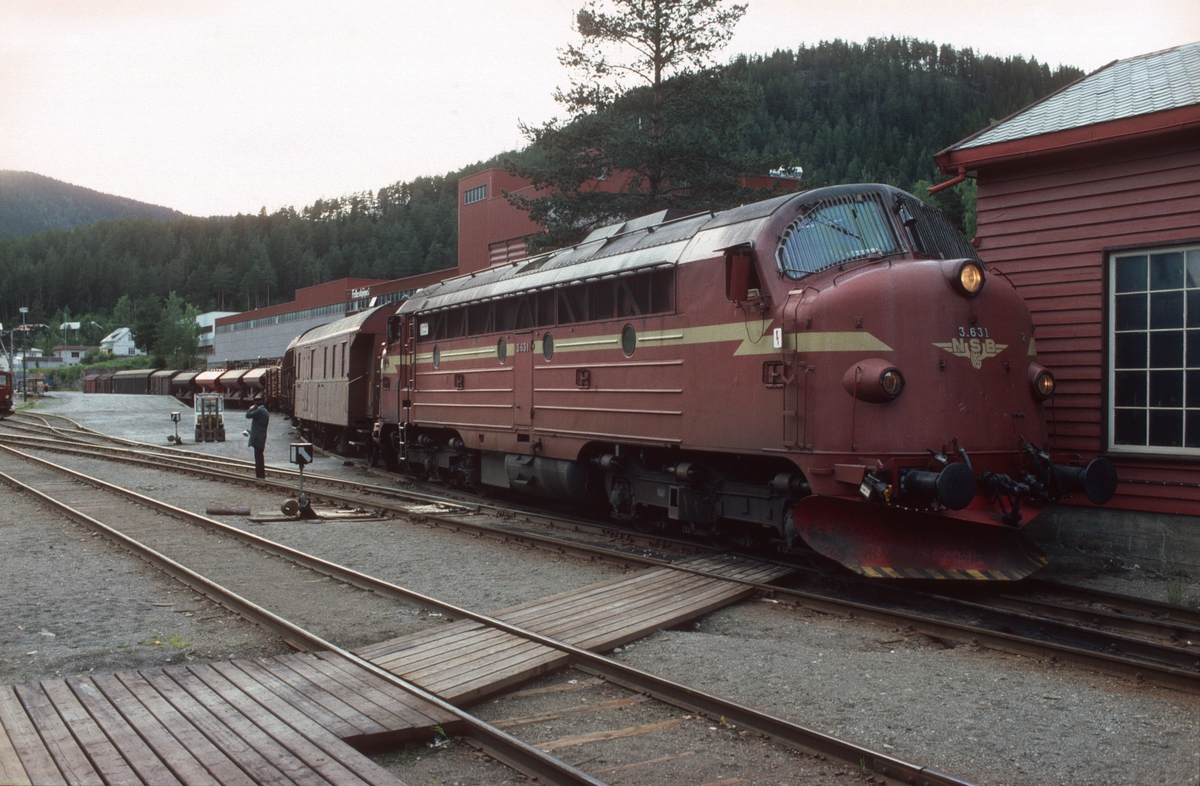 Skifting og klargjøring av godstog 5182 i Fagernes med dieselelektrisk lokomotiv Di 3 631.