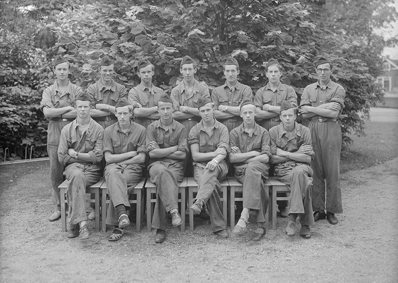 Elever vid praktikantkursen på F 3 Östgöta flygflottilj, 1944. Grupporträtt utomhus. 2 bilder.