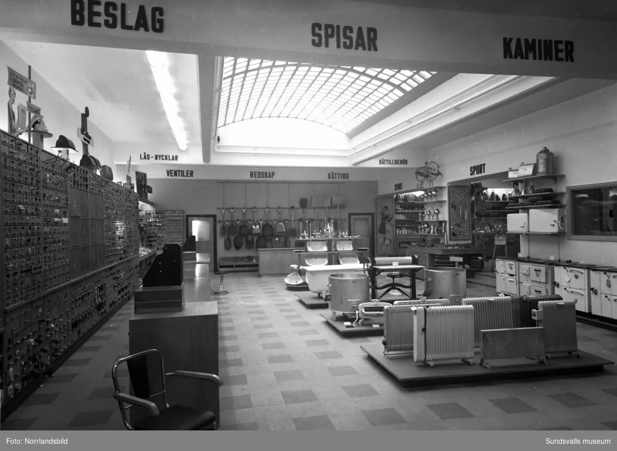 Interiörbilder från Lindgrens järnhandel vid Storgatan 21. Efter ombyggnation en toppmodern och välsorterad butik.