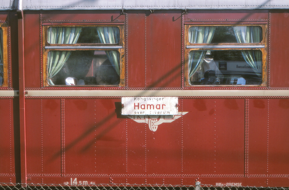 Destinasjonsskilt Kongsvinger - Hamar - Kongsvinger på dieselmotorvogn BM 86G 12 på Kongsvinger stasjon.