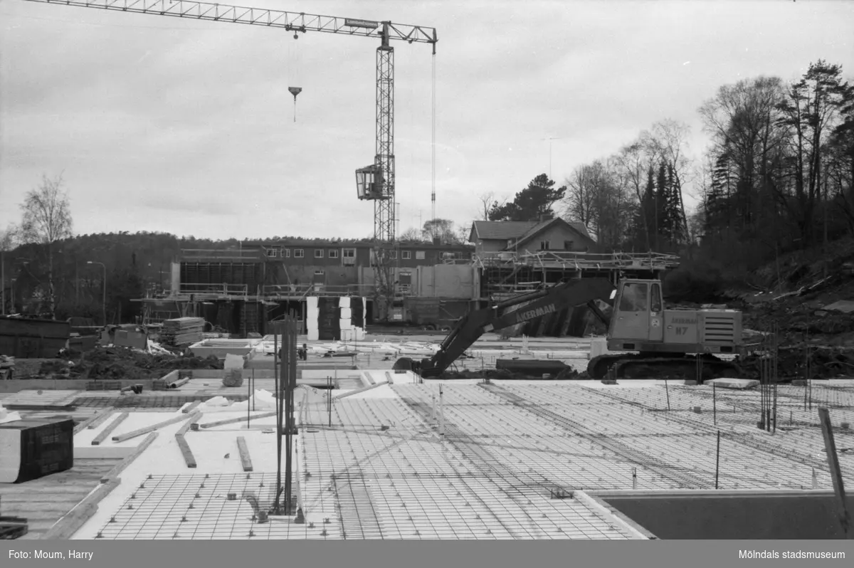 Servicehuset Brattåsgårdens äldreboende i Kållered under byggnation, år 1985. Fotografi taget av Harry Moum, HUM, Mölndals-Posten.