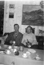 Frå venstre: Knut Hjelmen og Hans Jacob Ustvedt i 1978.