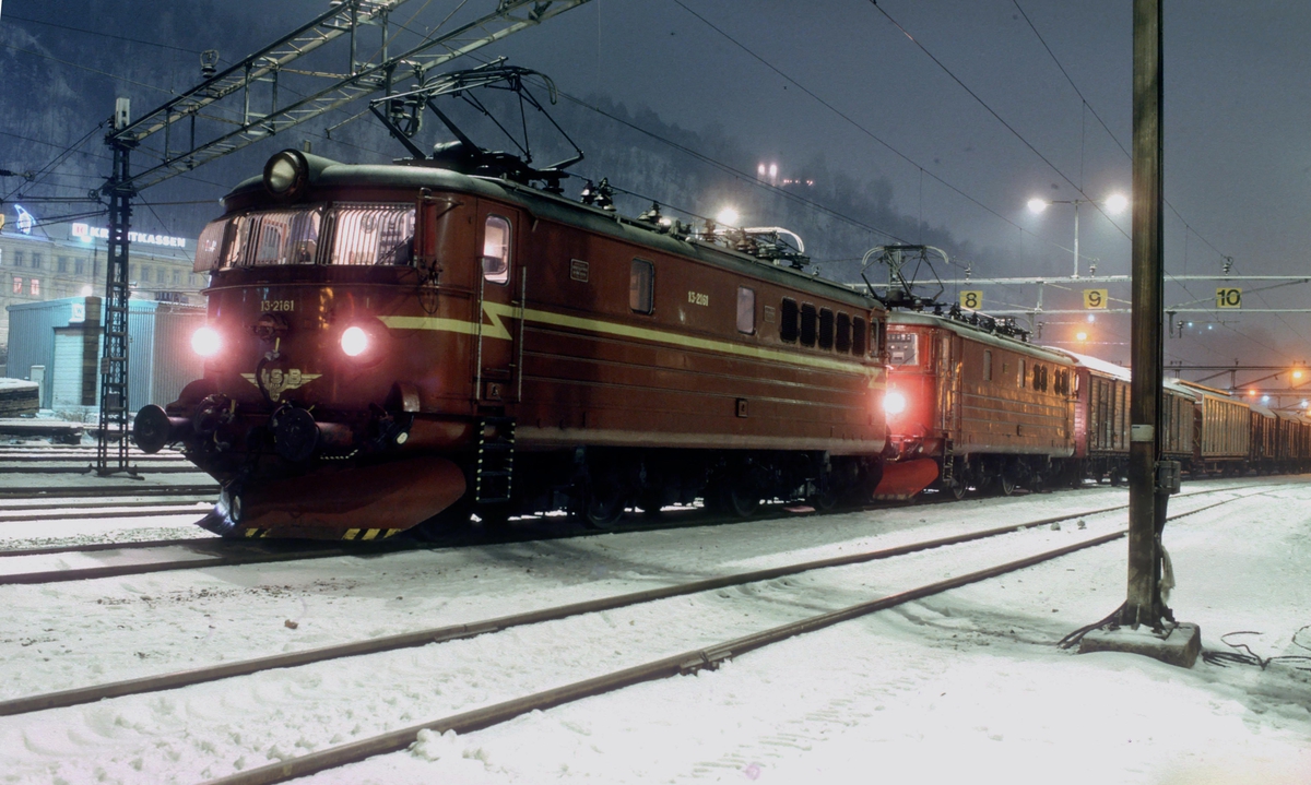 NSB godstog til Alnabru (kipptog) står klar på Loenga stasjon en vinterkveld med to lokomotiver type El 13.