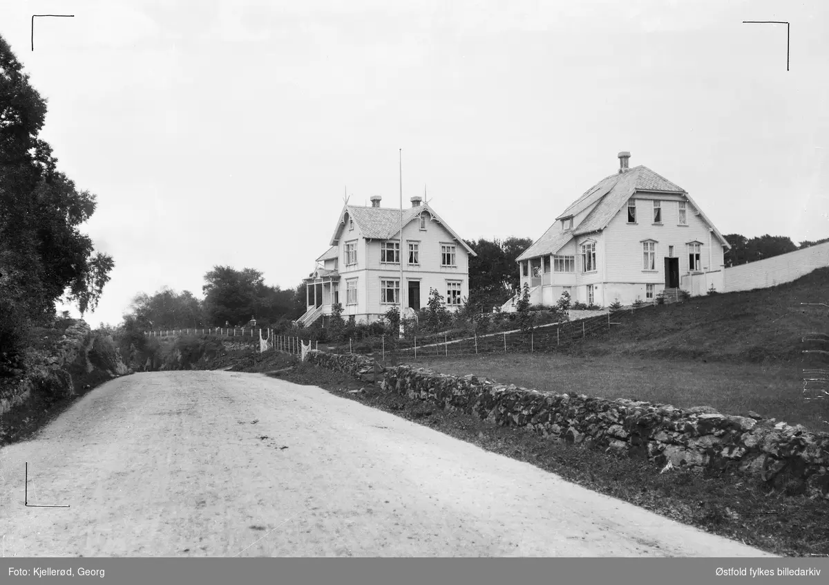 Lagårdsveien 131 og 133 i Stavanger 1910. Lagårdsveien 133 ble bygd i 1905 som direktørbolig for Hillevaa Fabriker. Fabrikken fikk  navnet Hillevåg og Olte Fabriker A/S etter sammenslåing i 1911.