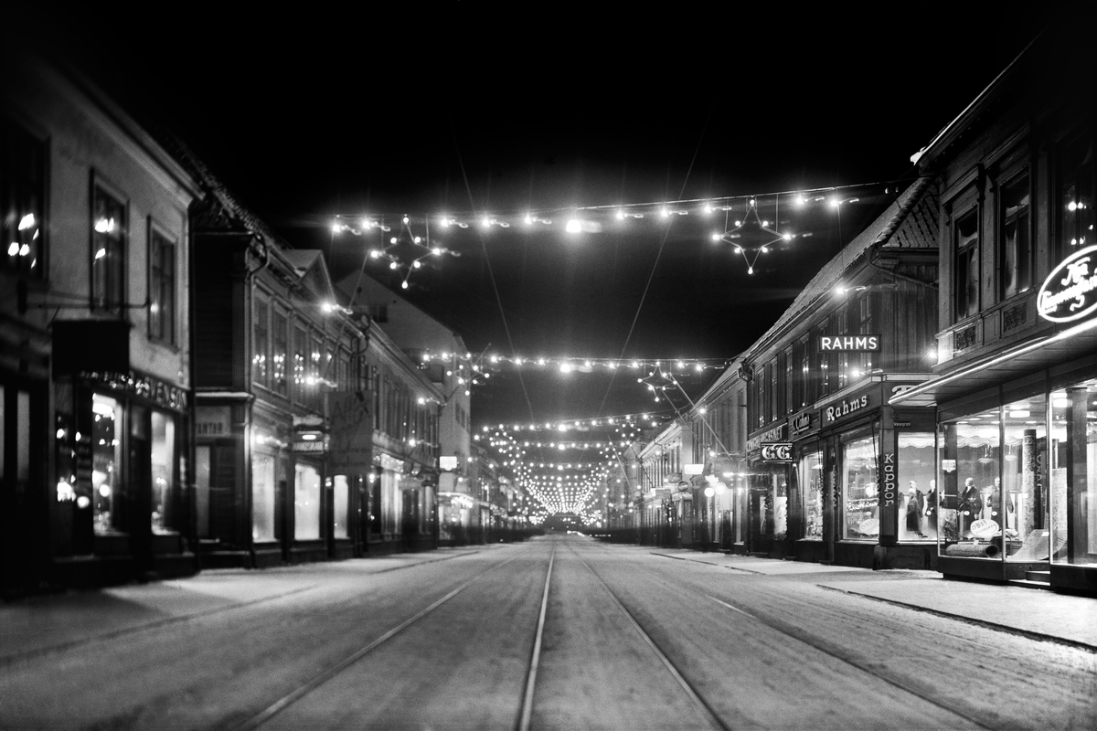 Julbelysning på Östra Storgatan i Jönköping med spårvagnsspår i förgrunden. Bilden är tagen från Hovrättstorget västerut.