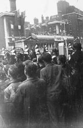 En større folkemengde står langs en gate i London?