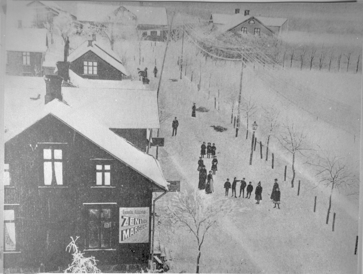 Storgatan Mellerud med &Ouml;sterr&aring;da g&aring;rd i bakgrunden