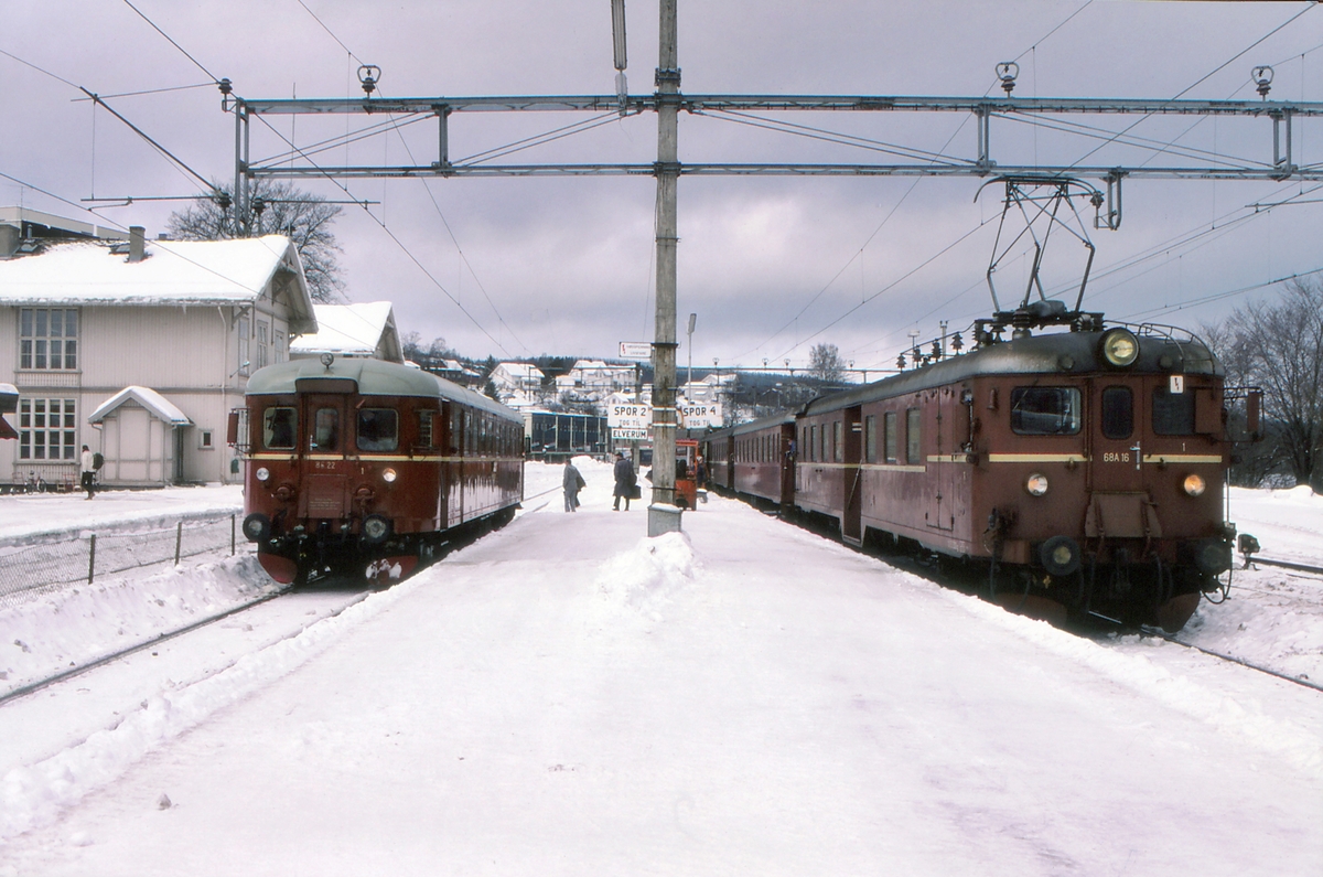 Persontog på Kongsvinger stasjon. Til venstre tog til Hamar over Elverum og til høyre persontog fra Oslo S.