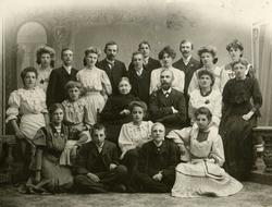 Skoleklasse 1905 - 7 til Olava Buchholm og skolebestyrer H.S