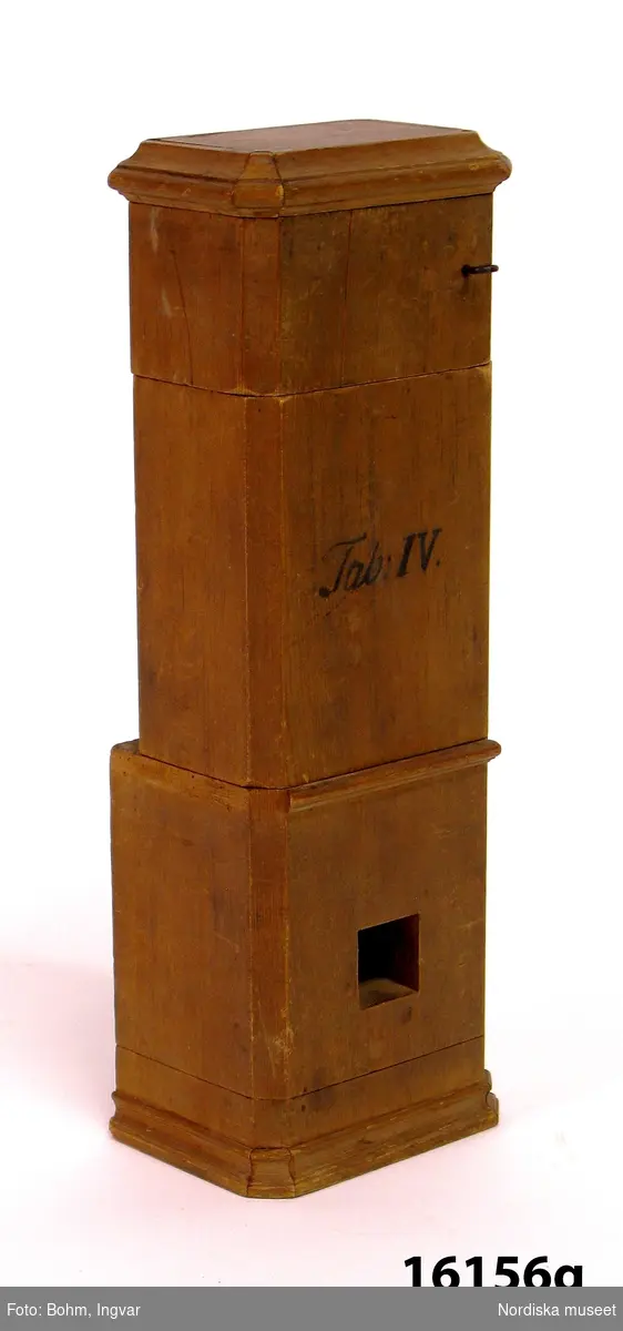 Modell av kakelugn (Q), 1770-tal, av trä. Isärtagbar konstruktionsmodell med rökgångssystem efter Carl Johan Cronstedts och Fabian Wredes vedbesparande uppfinning 1767. Har tillhört kakelugnsmakarämbetet i Stockholm.
/Anna Womack 2015