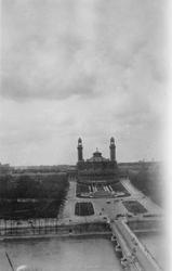 Palais du Trocadéro i Paris med Seinen i forgrunnen.
