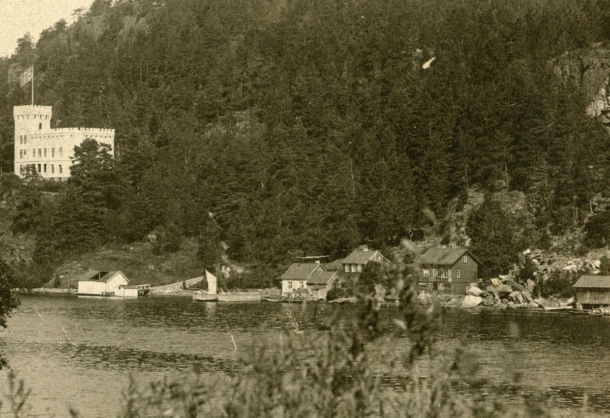 Bebyggelsen Malmhella ved Valberg, Kragerø. Flagget veier på Slottet.